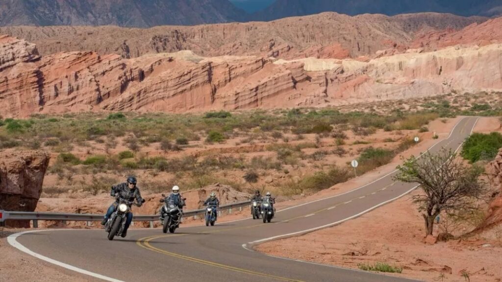 personas en motos cafayate