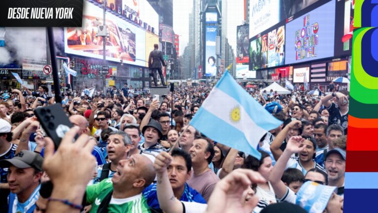 La Argentina pintó de celeste y blanco Times Square: multitudinario banderazo previo a la final del Mundial 2026 R1691069 1296x729 16 9 768x432