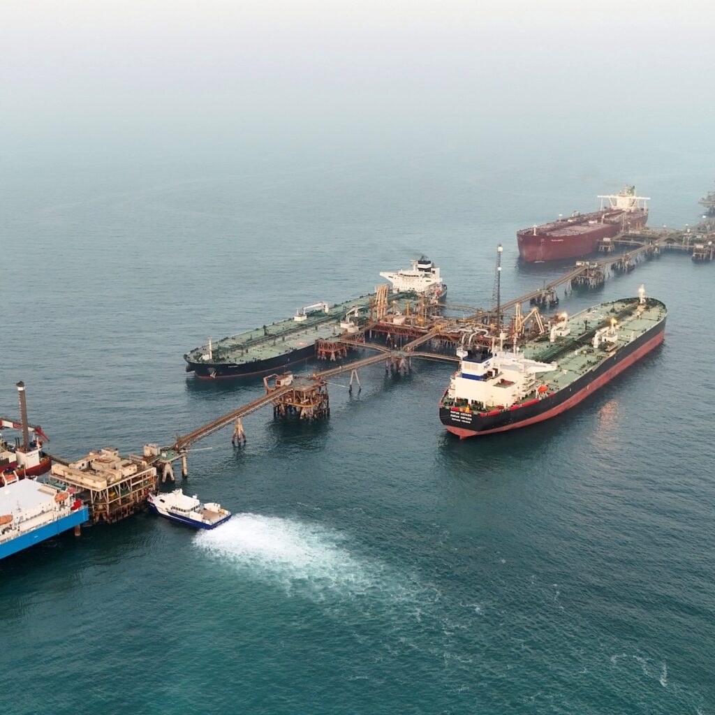 La incertidumbre en el Estrecho de Ormuz dispara el precio del petróleo: impacto directo en el norte Argentino.