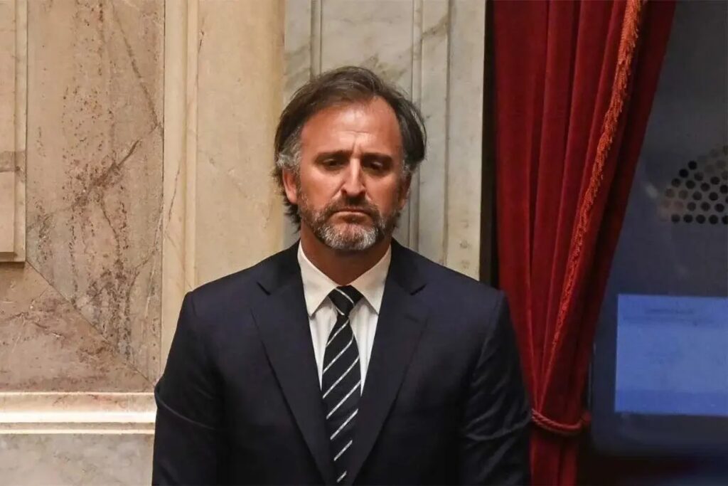 Benegas Lynch defendió la venta de tierras a extranjeros comparándola con otras profesiones.