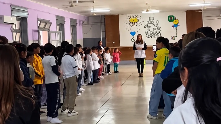 Volvió a clases después de superar un cáncer de tiroides y sus compañeros de Mosconi la recibieron con aplausos y carteles