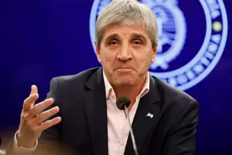 Caputo minimizó la mora récord de los créditos y descartó auxilio estatal: “Que lo resuelvan los bancos” caputo economia deuda