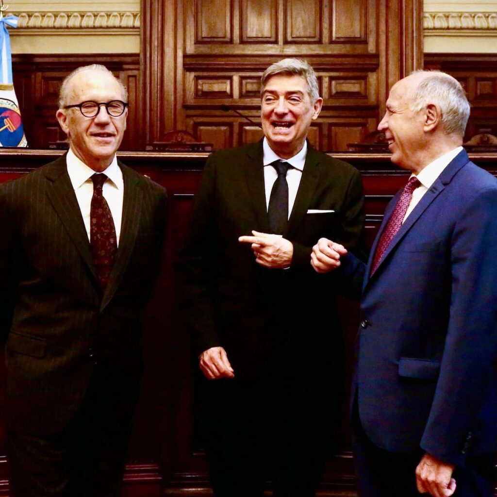 jueces de la corte en grupo