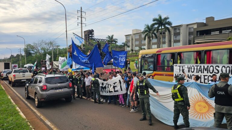 Milei llegó a Misiones para hablar de Malvinas ante empresarios, mientras los yerbateros reclamaban en la calle por su propia supervivencia reclamos y corte de yerbateros