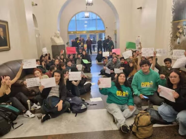 Estudiantes toman el Palacio Pizzurno: la bronca universitaria llega a las puertas del Ministerio de Educación QICJJRZ6ANGGPJ2LJUD4IZNA5E 768x576