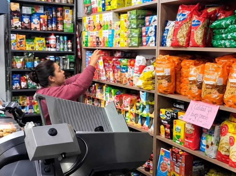 Fiado, segundas marcas y compras de a poco: así resiste el almacén de barrio la caída del consumo Fiado, segundas marcas y compras de a poco: así resiste el almacén de barrio la caída del consumo